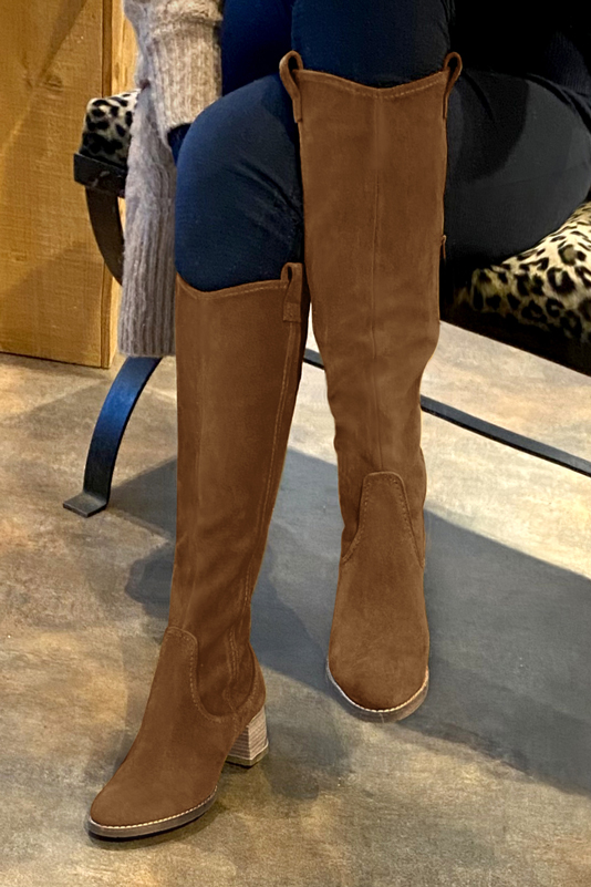 French elegance and refinement for these caramel brown cowboy boots, 
                available in many subtle leather and colour combinations. Pretty boot adjustable to your measurements in height and width
Customizable or not, in your materials and colors.
Its side zip and her round cutout will leave you very comfortable.
Perfect on jeans, shorts or bohemian chic dress. 
                Made to measure. Especially suited to thin or thick calves.
                Matching clutches for parties, ceremonies and weddings.   
                You can customize these knee-high boots to perfectly match your tastes or needs, and have a unique model.  
                Choice of leathers, colours, knots and heels. 
                Wide range of materials and shades carefully chosen.  
                Rich collection of flat, low, mid and high heels.  
                Small and large shoe sizes